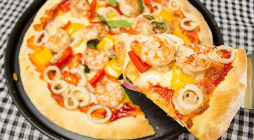 Pizza hải sản phô mai-Một trong những món có trong thực đơn đãi tiệc sinh nhật cho bé tại nhà